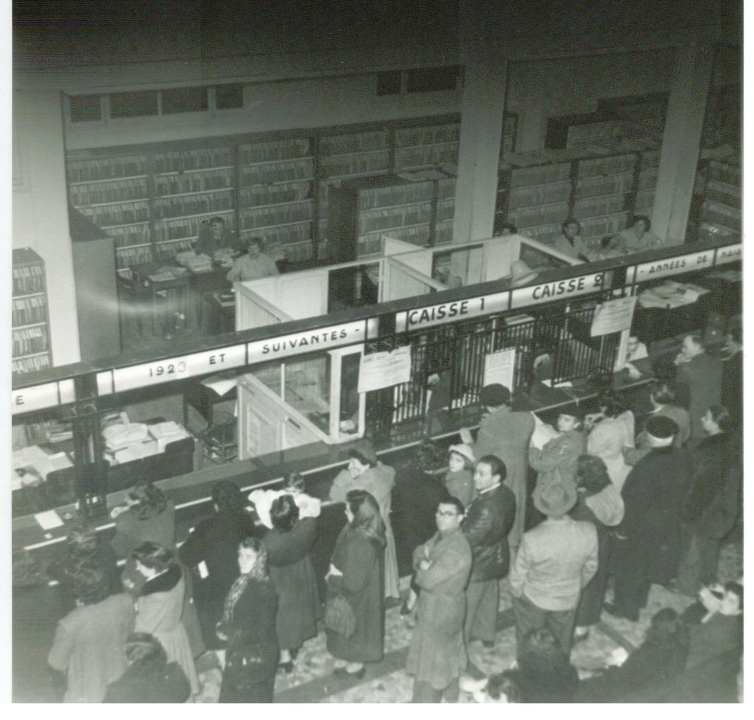 Guichet du centre de paiement rue du Jardin Public à Bordeaux, 1953