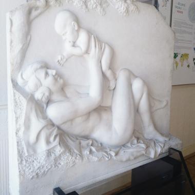 Sculpture "La femme et l'enfant"