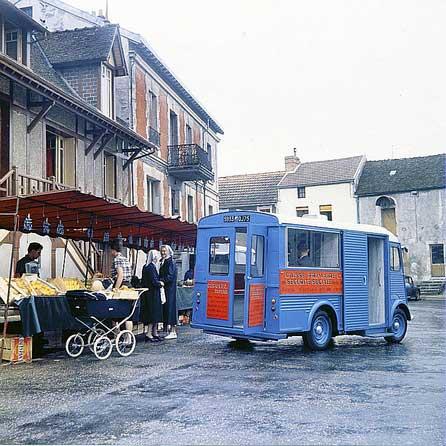Photo 7 : Ouverture de la première camionnette d'accueil où les assurés peuvent déposer leurs dossiers à Septeuil (Yvelines) en septembre 1964. © Cpam 75 – Samand